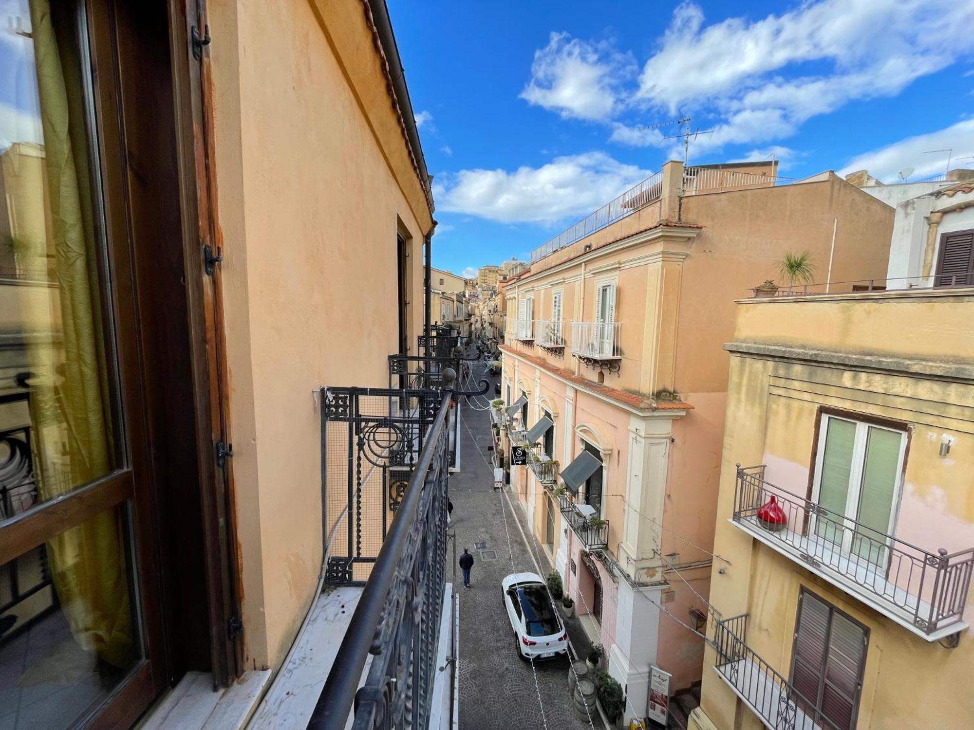 2 Apartments - Akragas Home 1 & 2 On Via Atenea City Center With View Agrigento Bagian luar foto